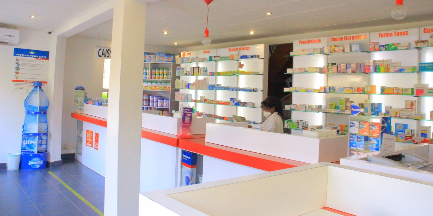 Comptoir lumineux et rayonnages de la pharmacie